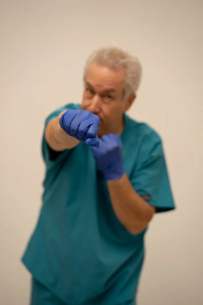 Photo Angry Doctor Punching Fist Blue Gloves — Stock Photo, Image