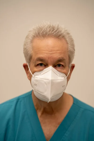 Senior Medical Physician Wearing Protective Face Mask Wiht N95 Level — Stock Photo, Image