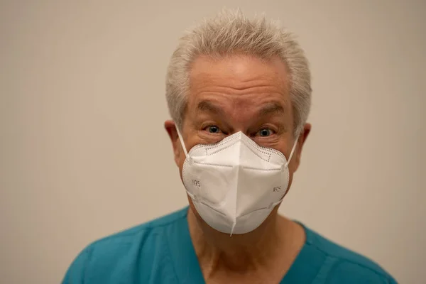 Happy Man Smiling His Eyes While Wearing Face Mask — Stock Photo, Image