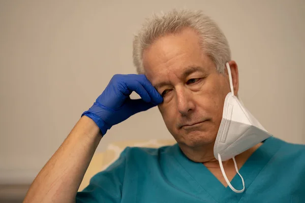 Photo Senior Doctor Nurse Exhausted Overworked Covid Coronavirus Pandemic — Stock Photo, Image