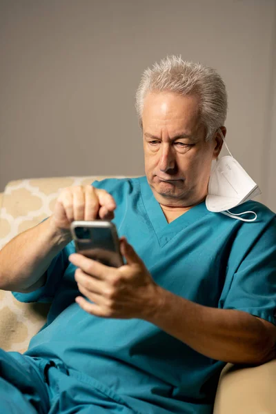 Photo Doctor Male Nurse Using Cellular Smartphone — Stock Photo, Image