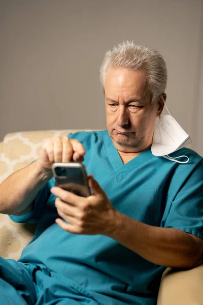 Foto Médico Enfermeiro Usando Smartphone Celular — Fotografia de Stock