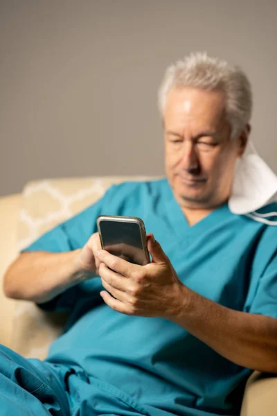 Doctor Using Smart Phone — Stock Photo, Image