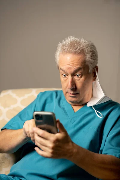 Photo Doctor Shocked While Reading Phone Text Message — Stock Photo, Image