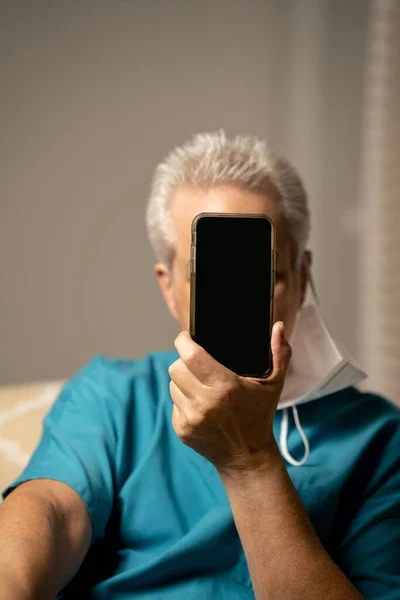 Homem Segurando Seu Telefone Inteligente Para Esconder Sua Identidade Manter — Fotografia de Stock