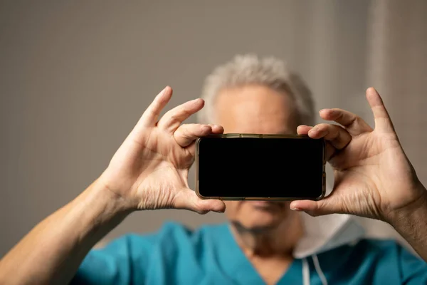 Homem Segurando Seu Telefone Inteligente Para Esconder Sua Identidade Manter — Fotografia de Stock