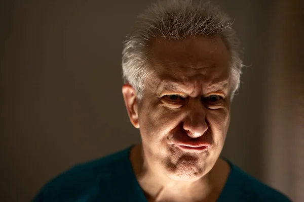 Viejo Haciendo Una Cara Enojada Iluminada Desde Abajo —  Fotos de Stock