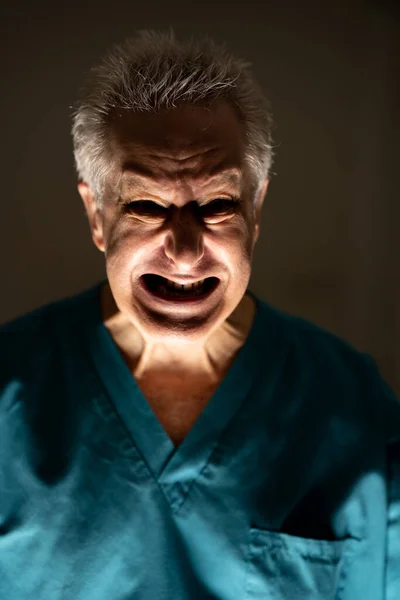 恐ろしい顔の表情をした古い邪悪な幽霊の医者の写真 — ストック写真