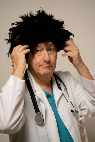 Медичний Лікар Божевільною Перукою Волосся — стокове фото
