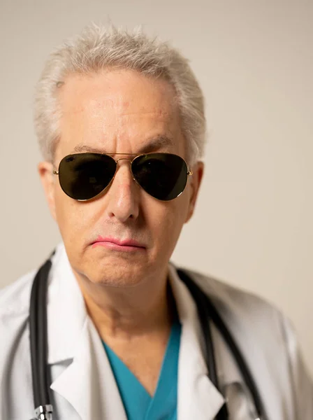 Transgenderowy Lekarz Lgbt Nosi Fajne Okulary Przeciwsłoneczne Różową Szminkę — Zdjęcie stockowe