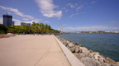Yukarı kaldır ve Bayfront Park Miami 'yi göster. Dünyaca ünlü turist seyahat merkezi Dade County