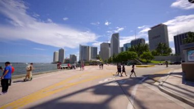 Miami, FL, ABD - 8 Ağustos 2021: Bayside Miami yaz 2021. 4k hareketli video görüntüsü