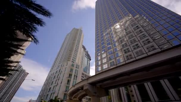 Höghöjdstorn Miami Gimbal Stabiliserad Rörelse Video Låg Vinkel Kamera Vänd — Stockvideo