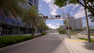 Miami, FL, ABD - 8 Ağustos 2021 Miami şehir merkezinde metro treni. 4k hareketli video titreşim sabitleme klibi