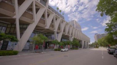 Miami, FL, ABD - 8 Ağustos 2021 Brightline Miami Merkez İstasyonu. Virgin Atlantik yüksek hızlı tren merkezi. 4k sabit hareket videosu