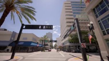 Miami, FL, ABD - 8 Ağustos 2021 Flagler Caddesi 'nden Miami 4K 60fps