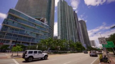 Miami, FL, ABD - 8 Ağustos 2021: 4k Miami FL şehir merkezindeki gökdelen kuleleri