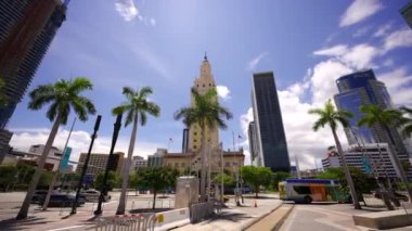 Miami, FL, ABD - 8 Ağustos 2021: Tarihi Miami Özgürlük Kulesi 4k video