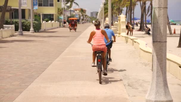 Hollywood Usa Agosto 2021 Gente Bicicletta Sulla Spiaggia Rallentatore Alle — Video Stock