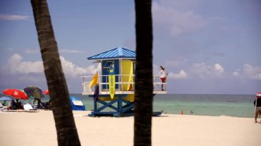 Hollywood, FL, ABD - 8 Ağustos 2021: Ağır çekim Hollywood Florida cankurtaran kulesi 4k