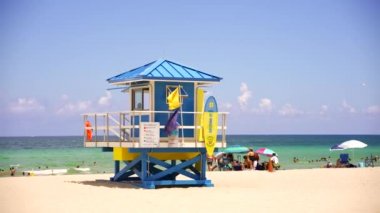 Hollywood, FL, ABD - 8 Ağustos 2021: Hollywood Beach Florida 4k parallax video klibindeki S1 Cankurtaran İstasyonu Arizona Caddesi