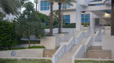 Hollywood, FL, ABD - 8 Ağustos 2021: 4k sinematik hareket videosu Ocean Palms Condominium Hollywood Beach Florida USA