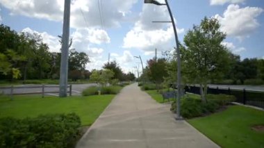 Bahçe düzenlenmiş kaldırım, Tallahassee Florida 'ya giden aile yolu. Dengeli kamerayla 4k hareketli video.