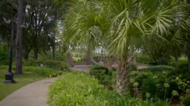 Cascades Park Tallahassee FL 'de Kore Savaşı Anıtı. 4k sabit hareket videosu