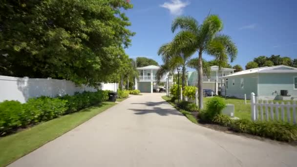 Μοντέρνα Σπίτια Στη Φλόριντα Βίντεο Κίνησης Gimbal Σταθεροποιηθεί — Αρχείο Βίντεο