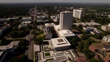 Florida State Capitol 'de 5k drone görüntüsü. Tallahassee şehir merkezinde bir kule