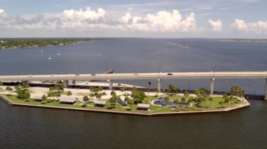 Frank A Wacha Köprüsü Jensen Sahili FL USA 4k 'nin insansız hava aracı videosu.