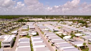 Modüler ev yapımı Jensen Beach Florida USA. Ocean Breeze Resort 4k hava aracı videosu