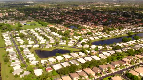 Starší Důchodová Komunita Letecký Záznam Dronu — Stock video