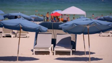 Hala video plaj şezlongları ve şemsiyeler 4k 60fps