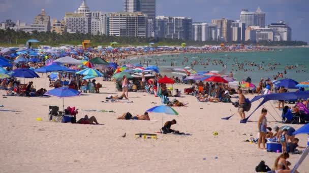 Turist Kalabalığı Miami Plajı Ağustos 2021 60Fps — Stok video