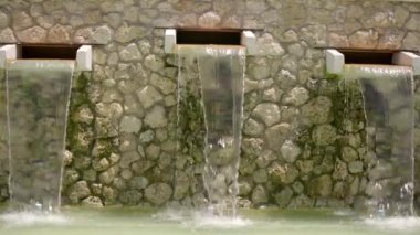 4K 60fps 'lik fıskiyede akan su.