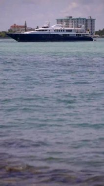 Dikey video mega yat Miami 4K