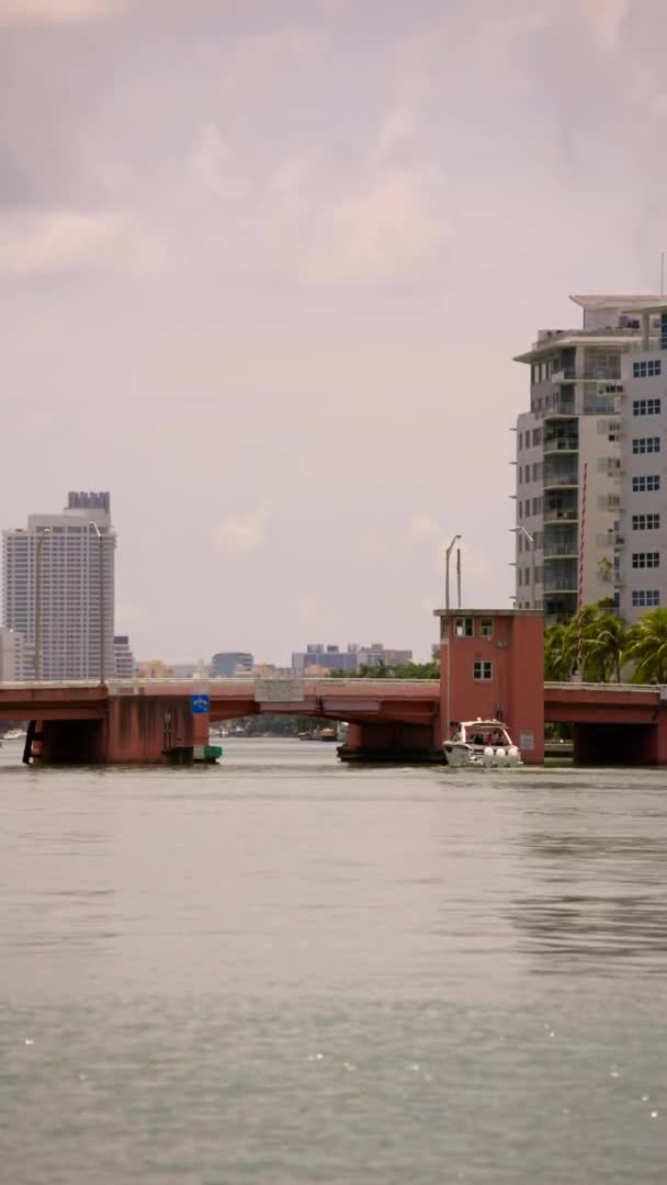 Vertikales Video Miami Beach 63Rd Street Zugbrücke — Stockvideo