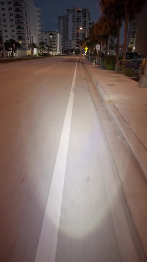 Вертикальне Відео Велосипедній Доріжці Яскравим Фаром — стокове відео