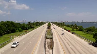 Hava aracı hala Miami Julia Tuttle Köprüsü 4k 'de trafiği geçiyor.