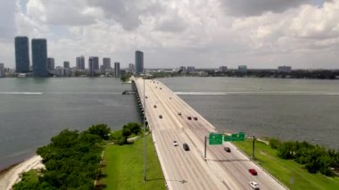 195 Julia Tuttle Geçidi 'ndeki Miami Uluslararası Havalimanı' na havacılık video işaretleri.