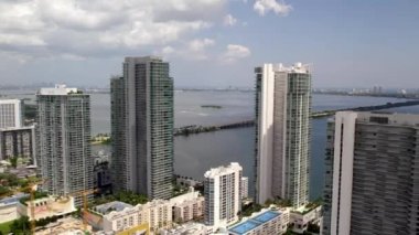 4K hava çekimi Miami Edgewater gökdelenlerini gösteriyor
