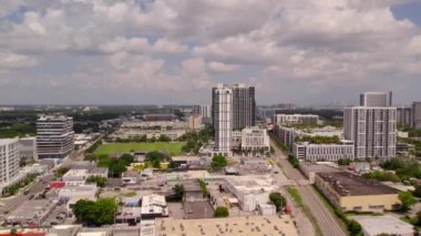 Miami şehir merkezine 4K hava yaklaşımı. 60 fps yavaş çekim.