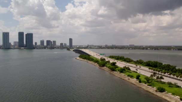 Видео Беспилотника Julia Tuttle Bridge Miami Florida — стоковое видео