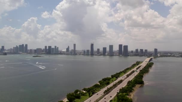 迈阿密市中心的空中视频佛罗里达州 4K无人驾驶飞机射击 包括海湾和高层建筑物上的桥梁 — 图库视频影像