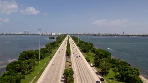 Luchtfoto Stijgt Onthullen Julia Tuttle Causeway Miami Dade — Stockvideo
