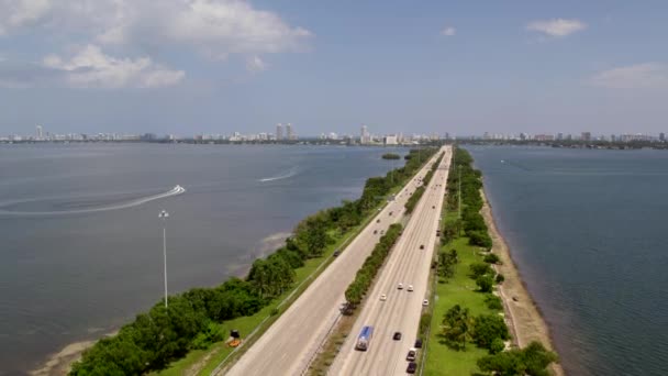 Luchtvaart Stijgende Beklimming Miami Julia Tuttle Causeway Brug Water — Stockvideo