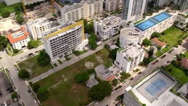 Flyg Lutning Upp Avslöja Miami Edgewater Highrise Arkitektur — Stockvideo