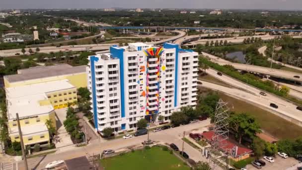 Drone Aerial Miami Vista Mar Appartements Par Échangeur Autoroute — Video