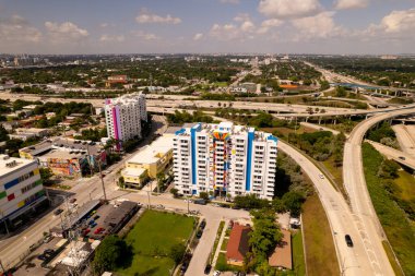 Miami, FL, ABD - 5 Eylül 2021: Hava fotoğrafı Vista Mar Apartmanları Miami FL